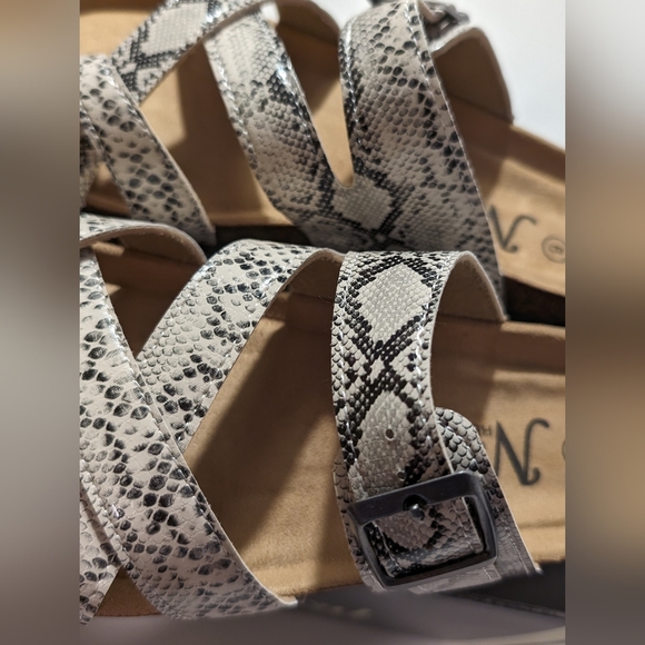 Natural Reflections Leanna Sandal White Snake Size US 6M New in Box - Picture 7 of 9